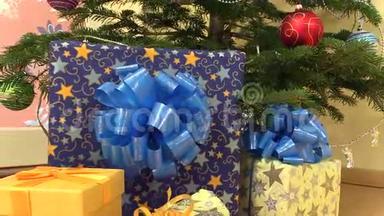 圣诞树下彩带礼品盒
